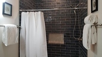 Anchor Down 6 Bedroom Apartment by BnD