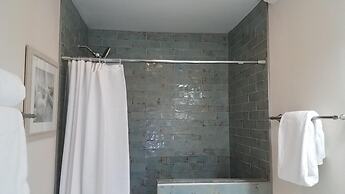 Anchor Down 6 Bedroom Apartment by BnD