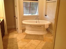 Anchor Down 6 Bedroom Apartment by BnD