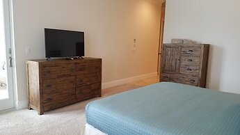 Anchor Down 6 Bedroom Apartment by BnD