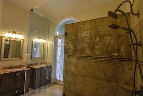 Anchor Down 6 Bedroom Apartment by BnD