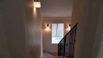 Anchor Down 6 Bedroom Apartment by BnD