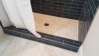 Anchor Down 6 Bedroom Apartment by BnD