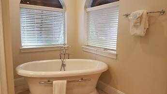 Anchor Down 6 Bedroom Apartment by BnD