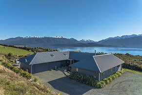 Loch Vista Lake View Villa Accommodation