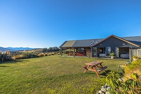 Loch Vista Lake View Villa Accommodation