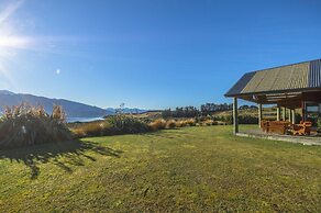 Loch Vista Lake View Villa Accommodation