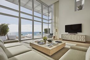 Four Seasons Hotel at The Surf Club