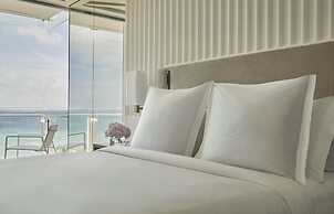 Four Seasons Hotel at The Surf Club