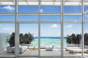 Four Seasons Hotel at The Surf Club