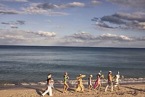 Four Seasons Hotel at The Surf Club