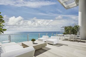 Four Seasons Hotel at The Surf Club