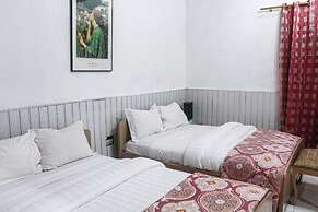 Hill View Hotel West Airport