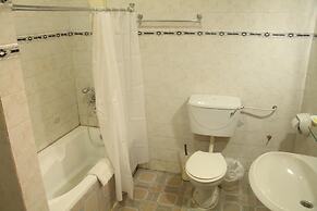 Hill View Hotel West Airport