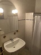 Hill View Hotel West Airport