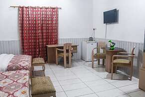 Hill View Hotel West Airport