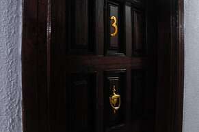 Hill View Hotel West Airport