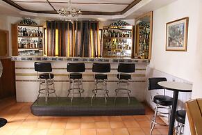 Hill View Hotel West Airport