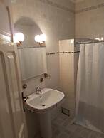 Hill View Hotel West Airport