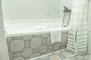 Hill View Hotel West Airport