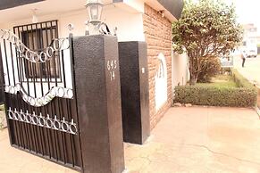 Hill View Hotel West Airport