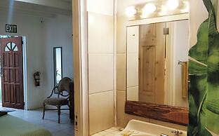 Bananaquit Apartments