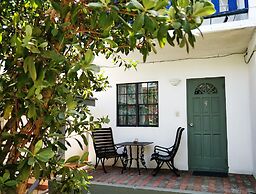 Bananaquit Apartments