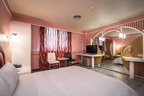 Golden Phoenix Hotel