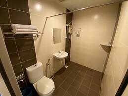 Queenspark Lovita Hotel