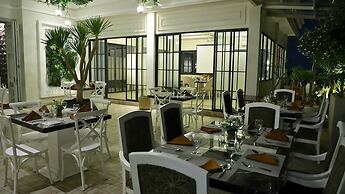 The Grantage Hotel & Sky Lounge