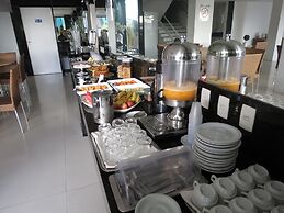 Las Brisas Beach Hotel