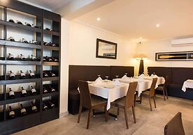 Earl Heights Suites Hotel