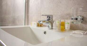 Earl Heights Suites Hotel