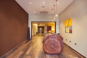 Earl Heights Suites Hotel