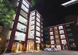 Earl Heights Suites Hotel