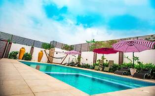 Earl Heights Suites Hotel