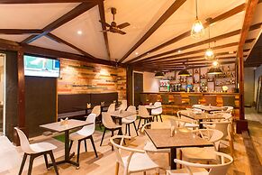 Earl Heights Suites Hotel