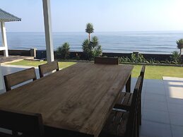 Air Sanih Beach Villa