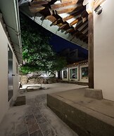 Hanok Residence Hotel Side