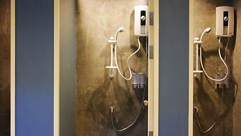 Amity Poshtel - Hostel