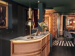Snob Hotel