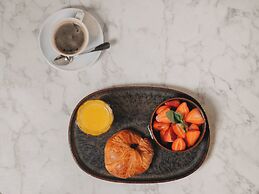Snob Hotel