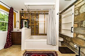 Stone Manor Boutique Inn