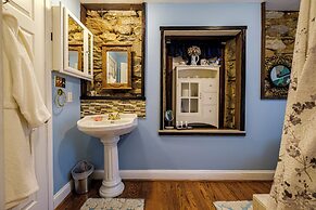 Stone Manor Boutique Inn