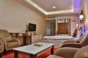 Balcony Hotel & Suites