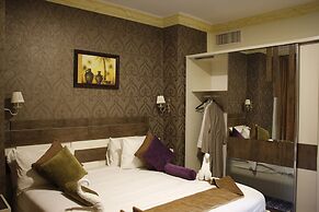 Balcony Hotel & Suites