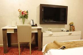 Balcony Hotel & Suites