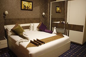 Balcony Hotel & Suites