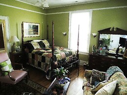 Inn Upon Moon River Plantation