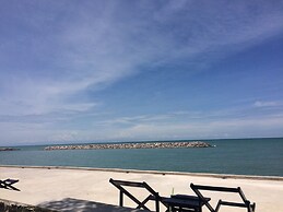 Chomtalay Resort at Had Chaosamran Beach